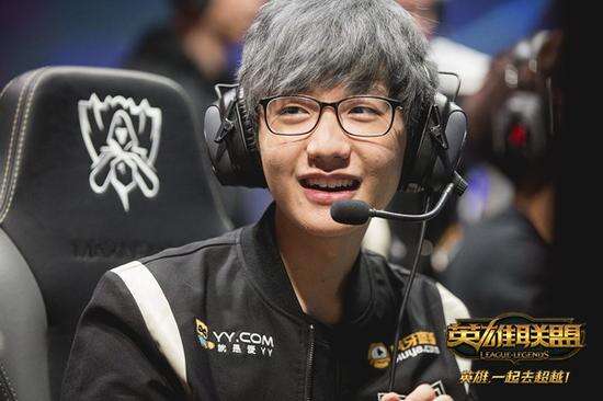 他先是一个 他先是一个